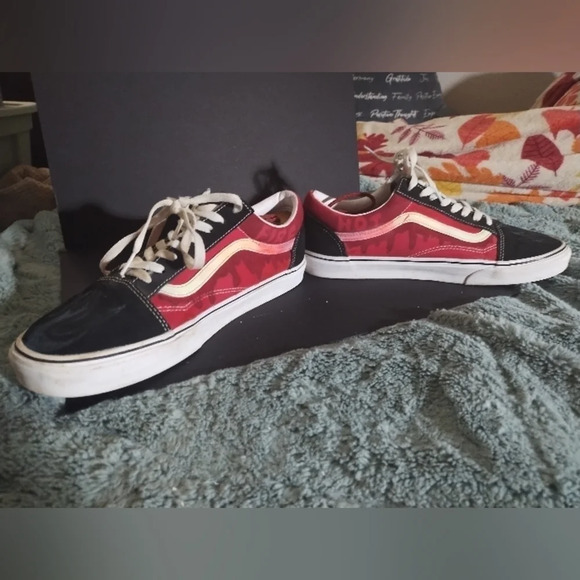 Vans with a graffiti flame colorway - Picture 8 of 12